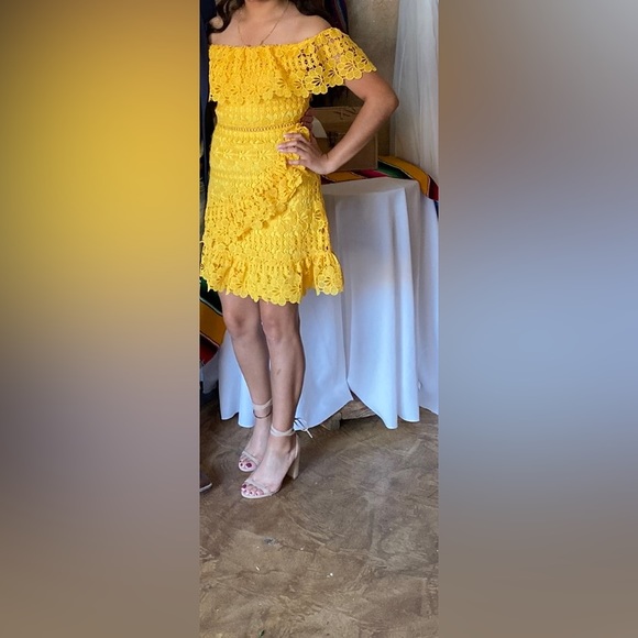 Cute yellow, flower lace Lulus dress. Size Small. - Picture 11 of 12